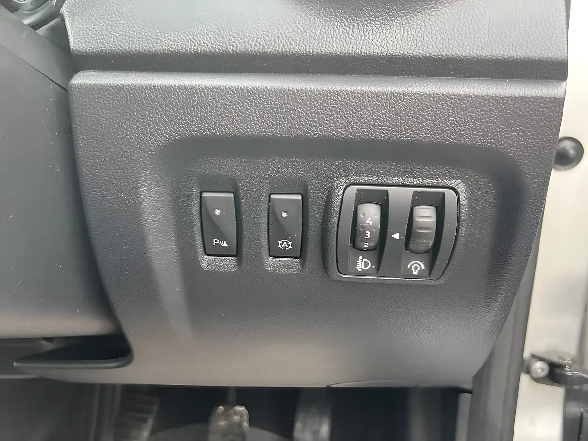 Used 2016 Renault Captur Dynamique S Nav Silver - Interior and Exterior details 12