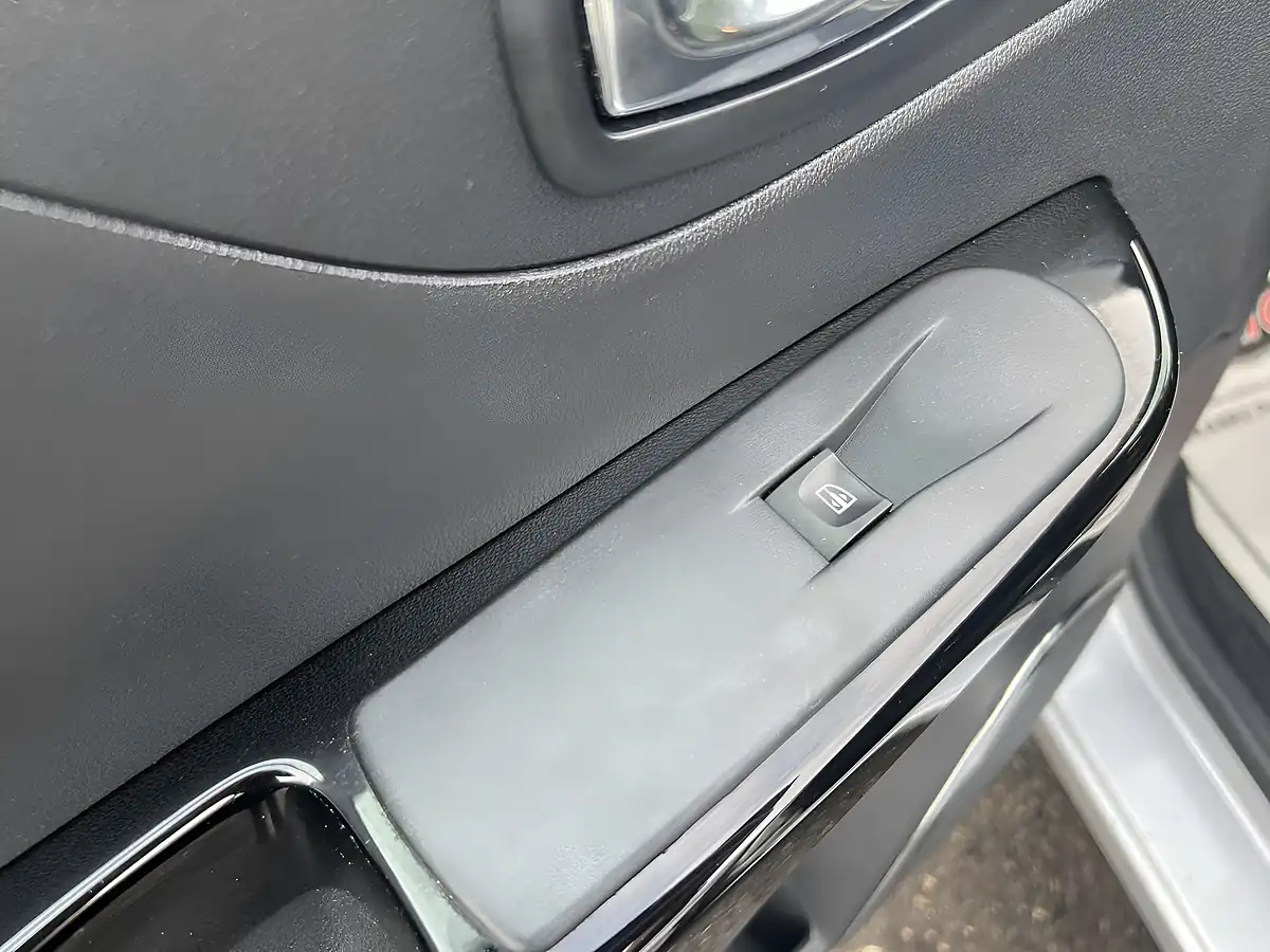 Used 2016 Renault Captur Dynamique S Nav Silver - Interior and Exterior details 20