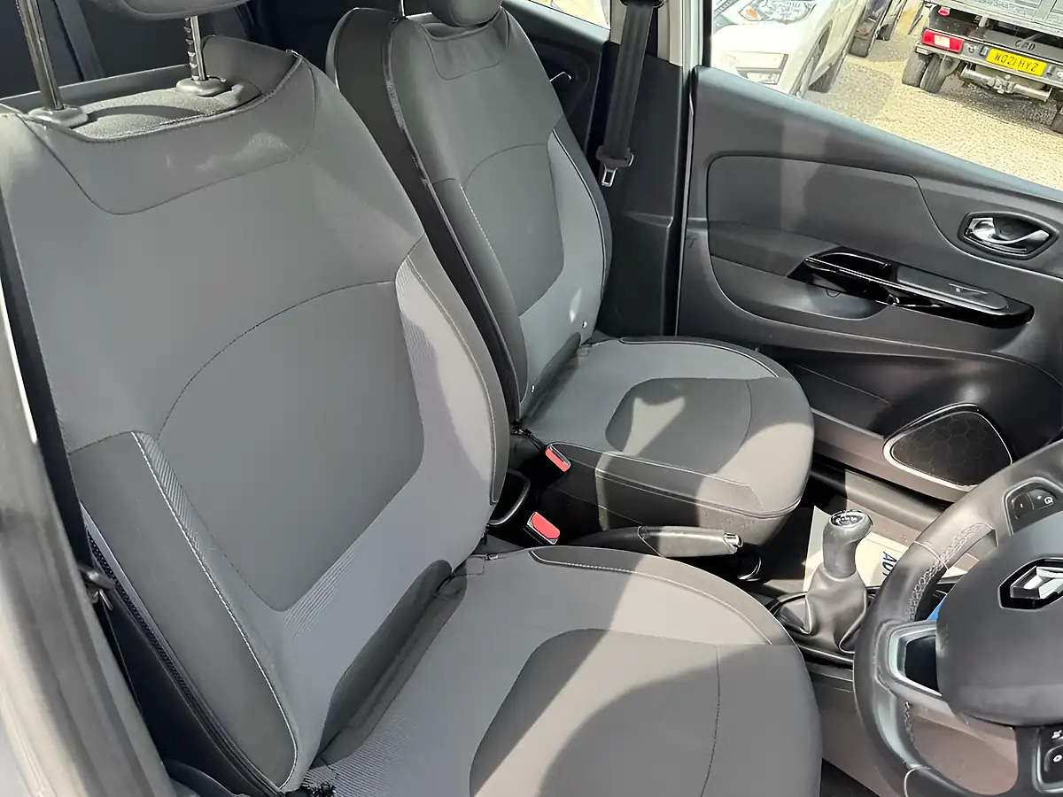 Used 2016 Renault Captur Dynamique S Nav Silver - Interior and Exterior details 17