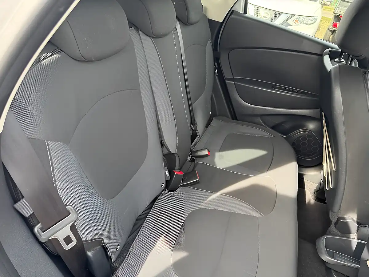 Used 2016 Renault Captur Dynamique S Nav Silver - Interior and Exterior details 19