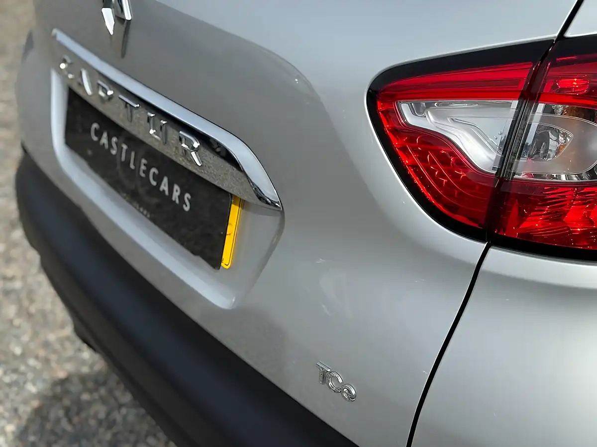 Used 2016 Renault Captur Dynamique S Nav Silver - Interior and Exterior details 8