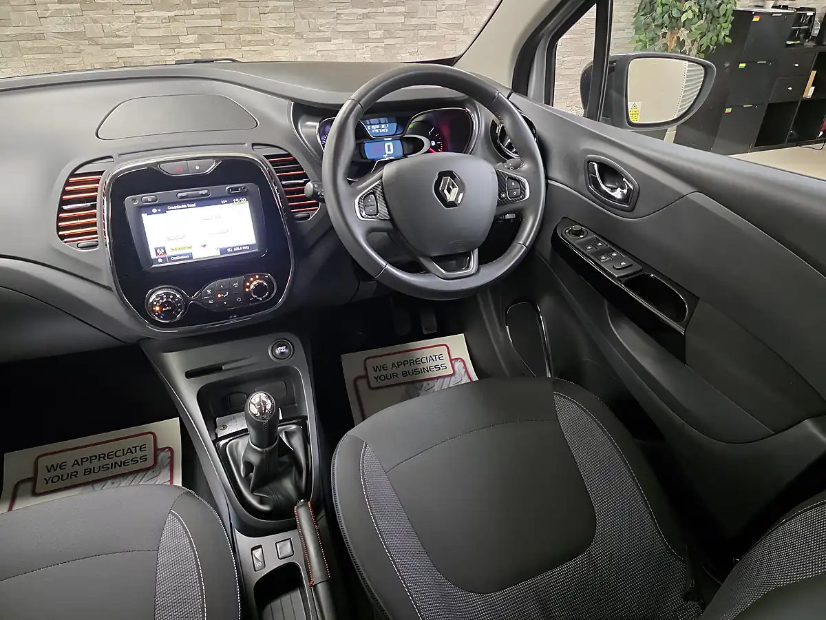 Used 2016 Renault Captur Dynamique S Nav Silver - Interior and Exterior details 17