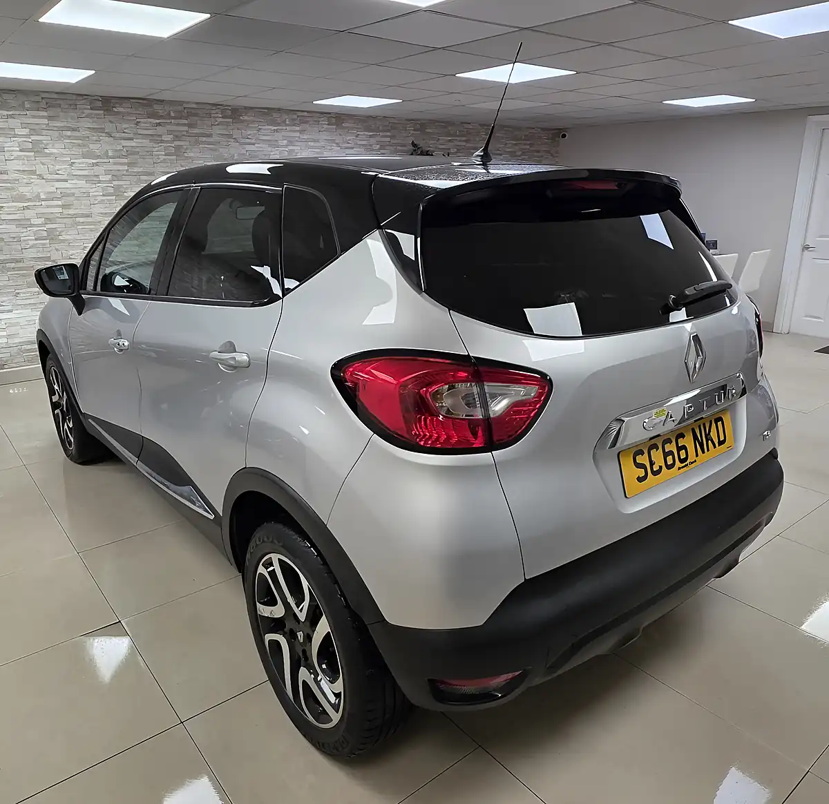 Used 2016 Renault Captur Dynamique S Nav Silver - Interior and Exterior details 3