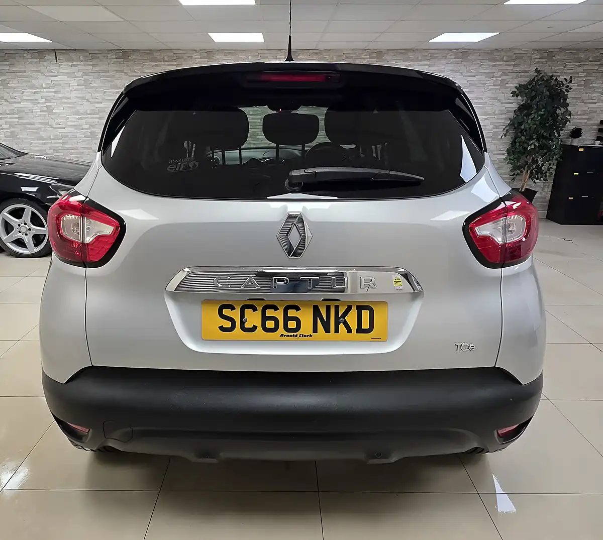 Used 2016 Renault Captur Dynamique S Nav Silver - Interior and Exterior details 8