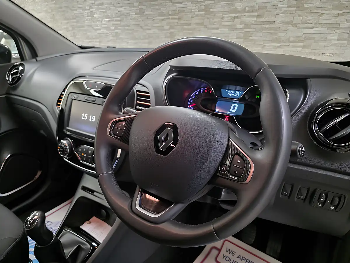 Used 2016 Renault Captur Dynamique S Nav Silver - Interior and Exterior details 9