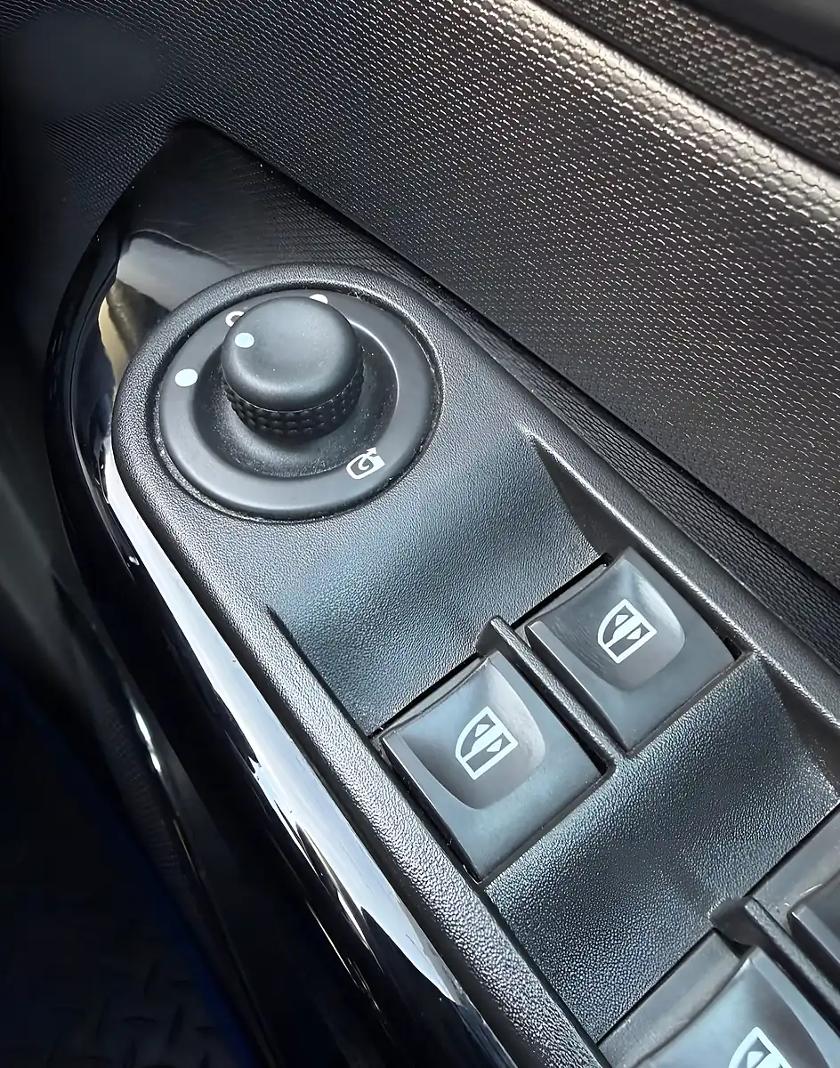 Used 2016 Renault Captur Dynamique S Nav Tahoe Blue - Interior and Exterior details 15