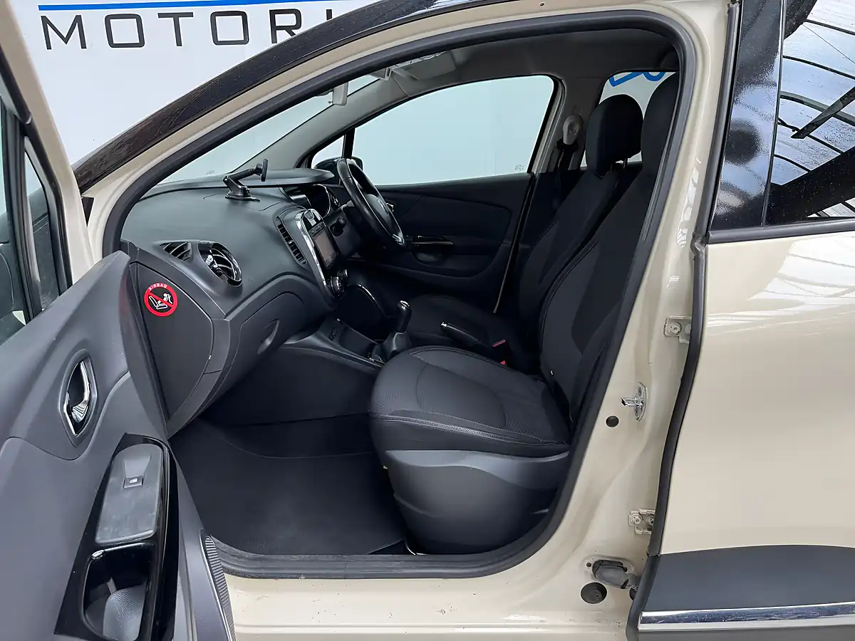 Used 2016 Renault Captur Dynamique S Nav White - Interior and Exterior details 9