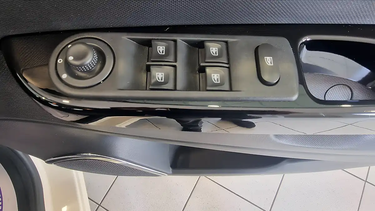 Used 2016 Renault Captur Energy Dynamique Nav White - Interior and Exterior details 8
