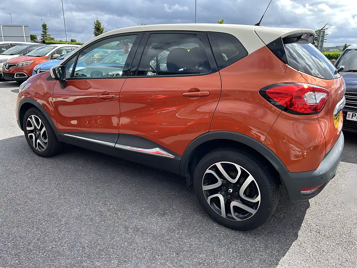 Used 2016 Renault Captur Orange - Interior and Exterior details 4