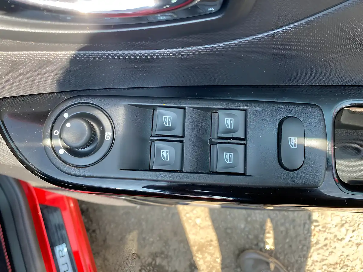 Used 2016 Renault Captur Signature Nav Red - Interior and Exterior details 12