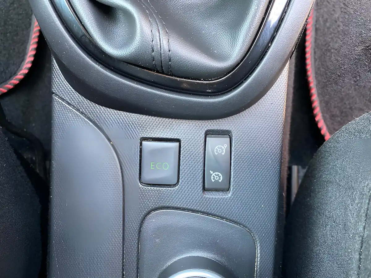 Used 2016 Renault Captur Signature Nav Red - Interior and Exterior details 15