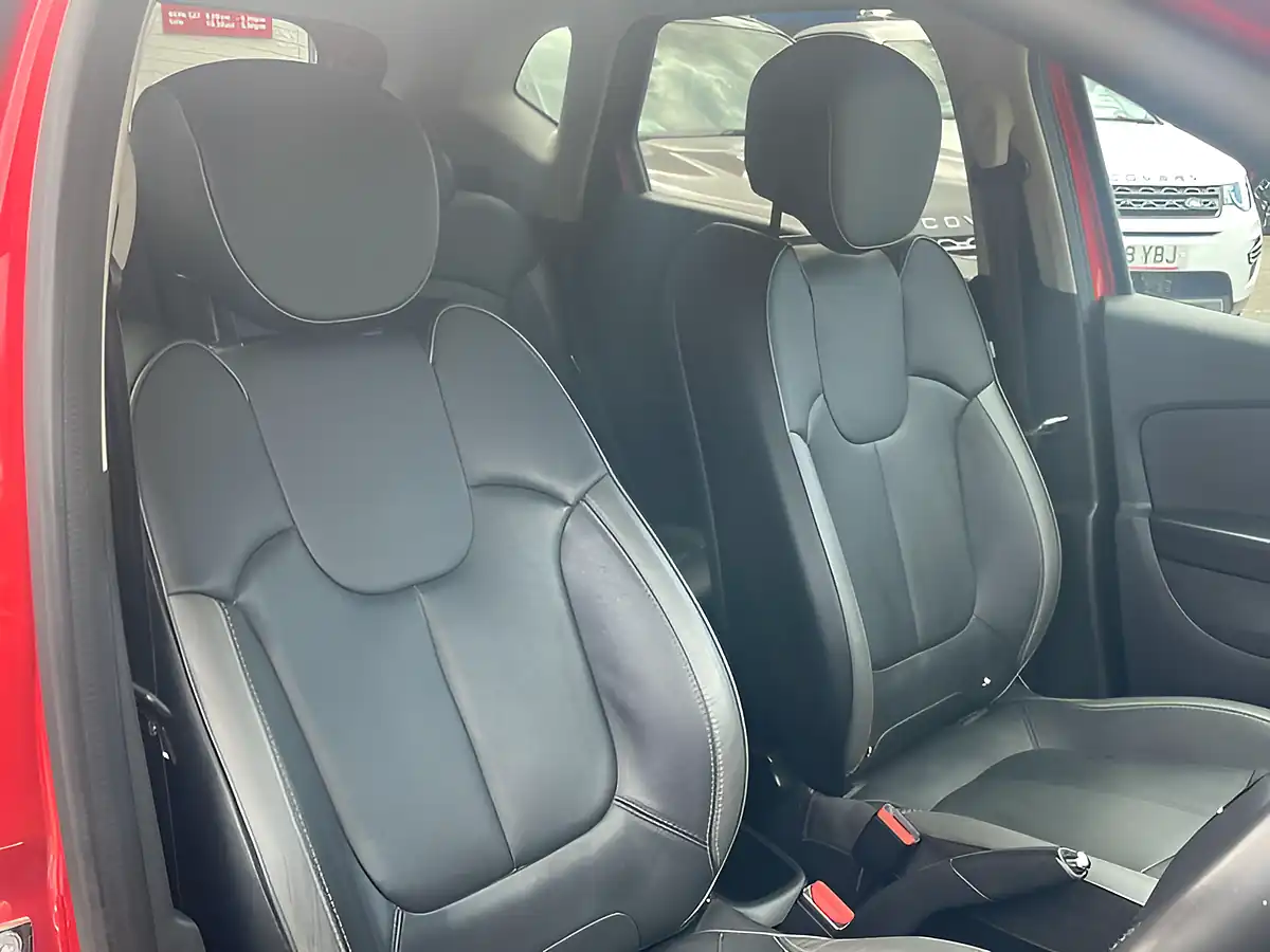 Used 2016 Renault Captur Signature Nav Red - Interior and Exterior details 10
