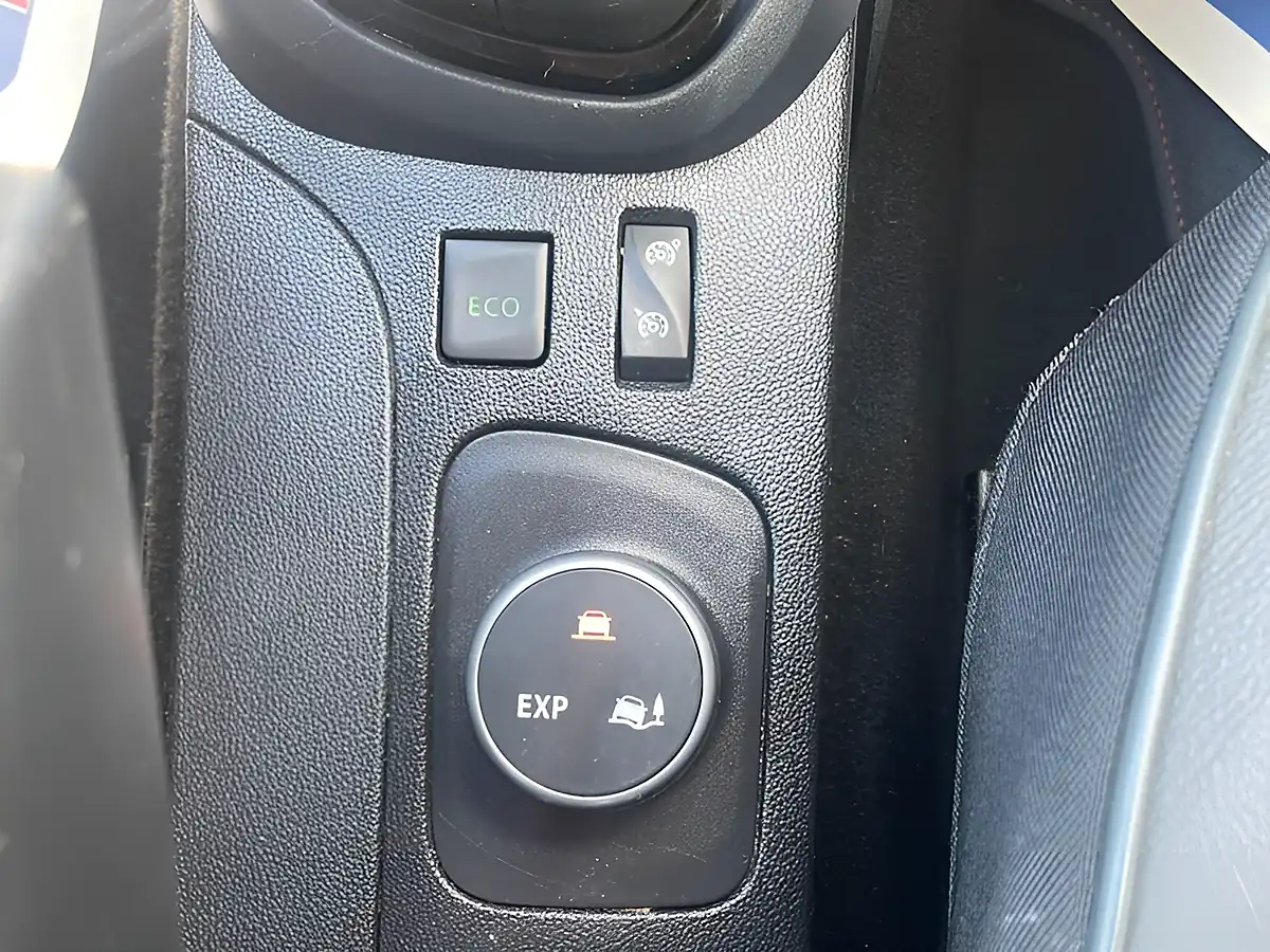 Used 2016 Renault Captur Signature Nav Red - Interior and Exterior details 18