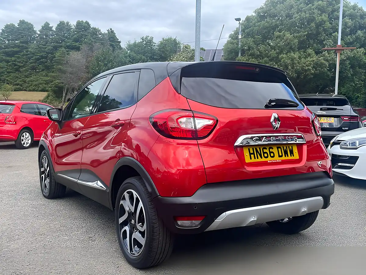 Used 2016 Renault Captur Signature Nav Red - Interior and Exterior details 4