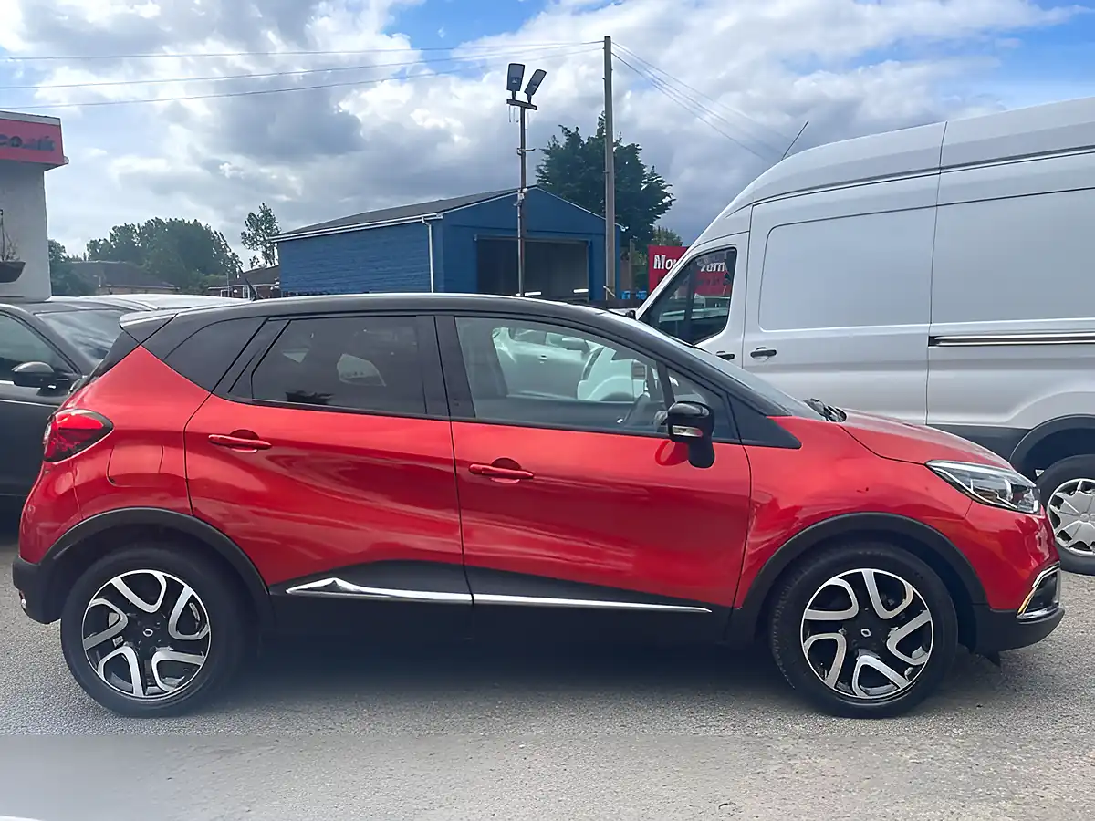 Used 2016 Renault Captur Signature Nav Red - Interior and Exterior details 7