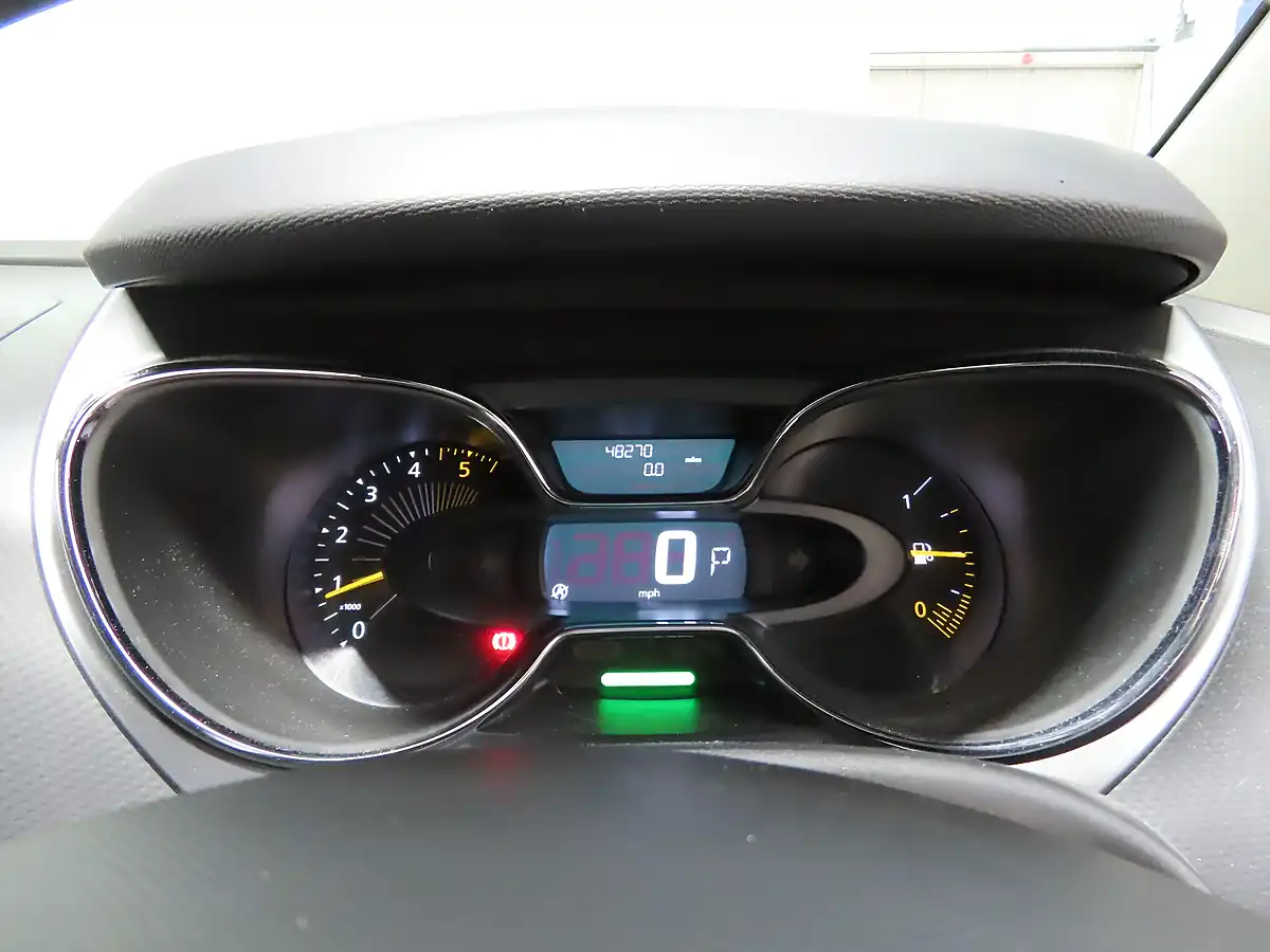 Used 2016 Renault Captur Signature Nav Red - Interior and Exterior details 7