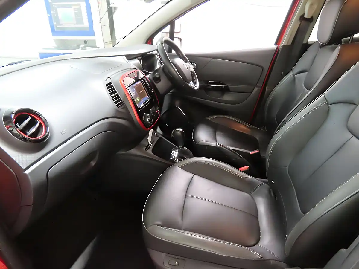Used 2016 Renault Captur Signature Nav Red - Interior and Exterior details 9