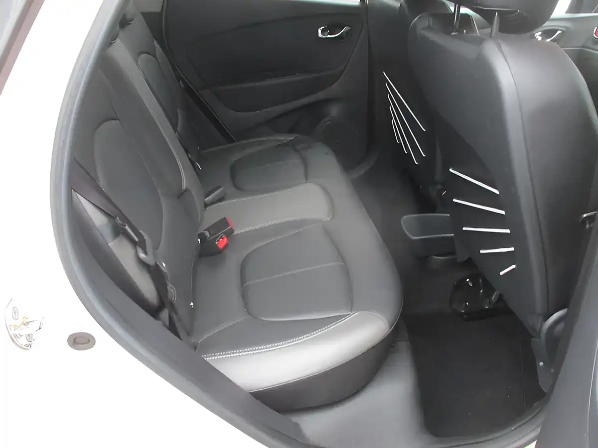Used 2016 Renault Captur Signature Nav White - Interior and Exterior details 16