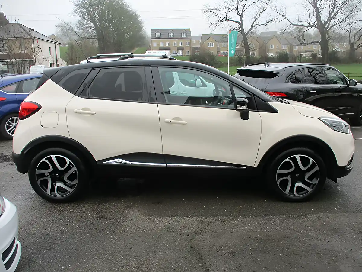 Used 2016 Renault Captur Signature Nav White - Interior and Exterior details 5