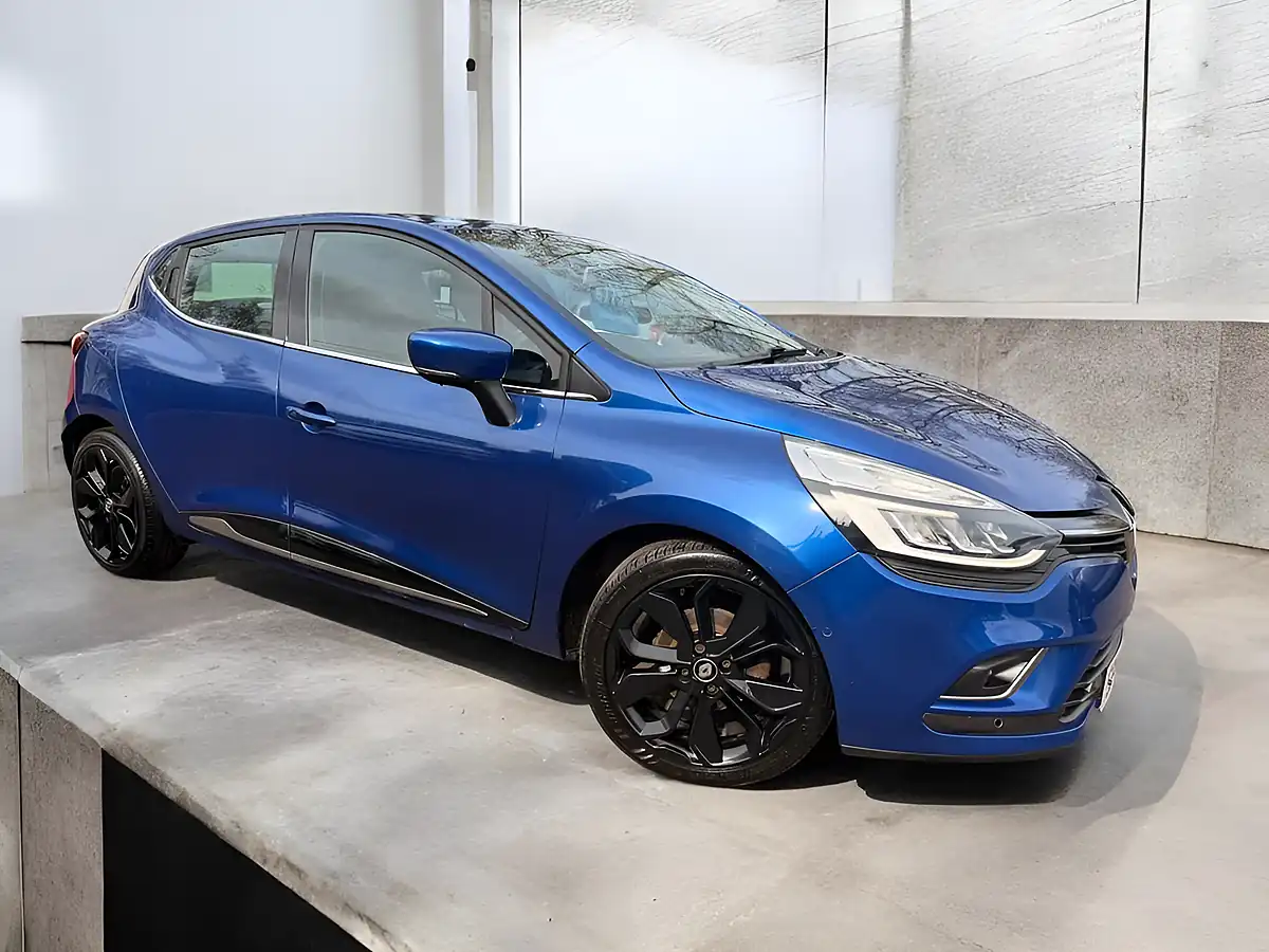Used 2016 Renault Clio Blue - Front View