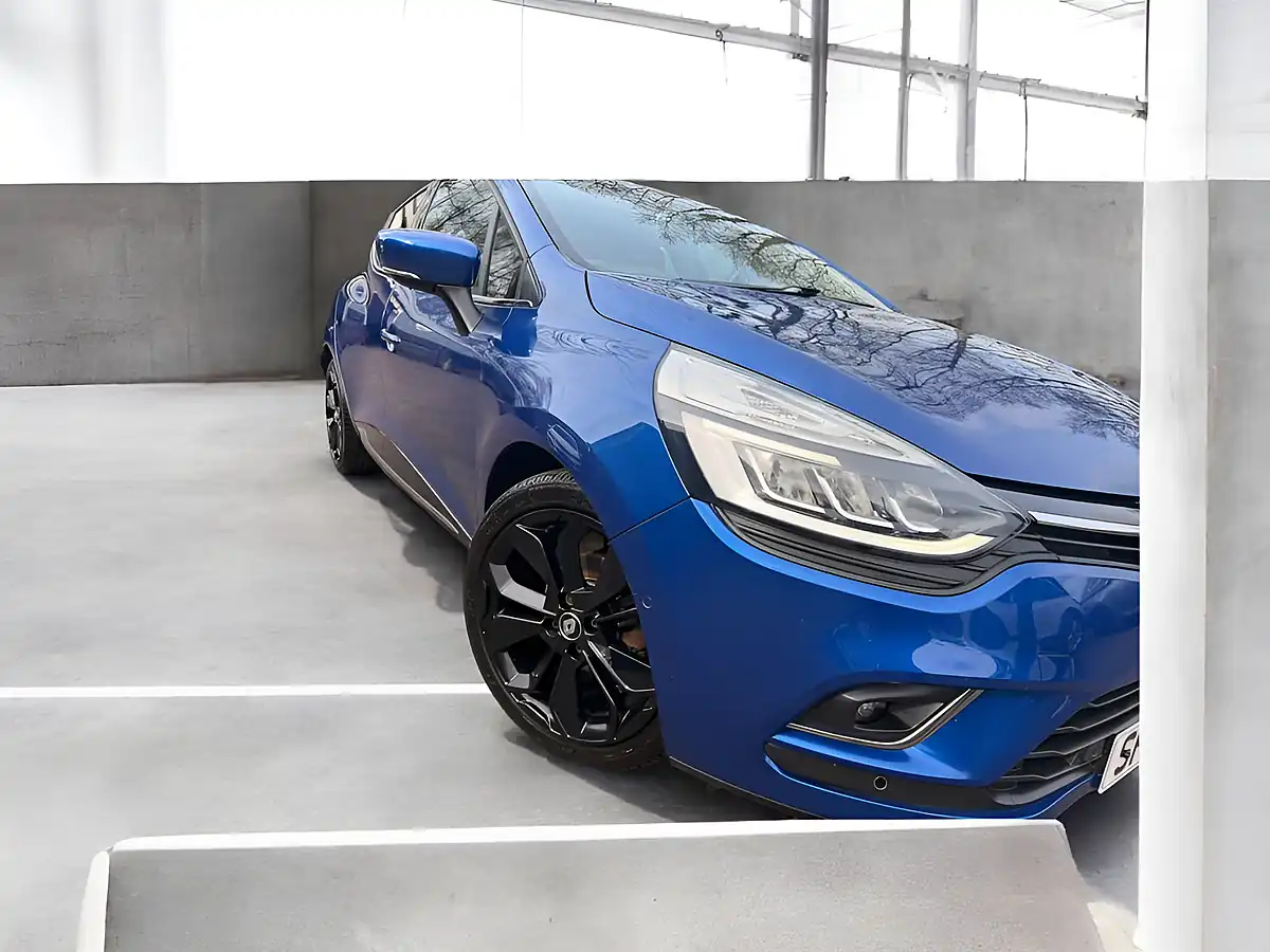 Used 2016 Renault Clio Blue - Interior and Exterior details 11