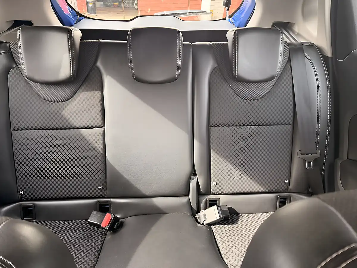 Used 2016 Renault Clio Blue - Interior and Exterior details 15