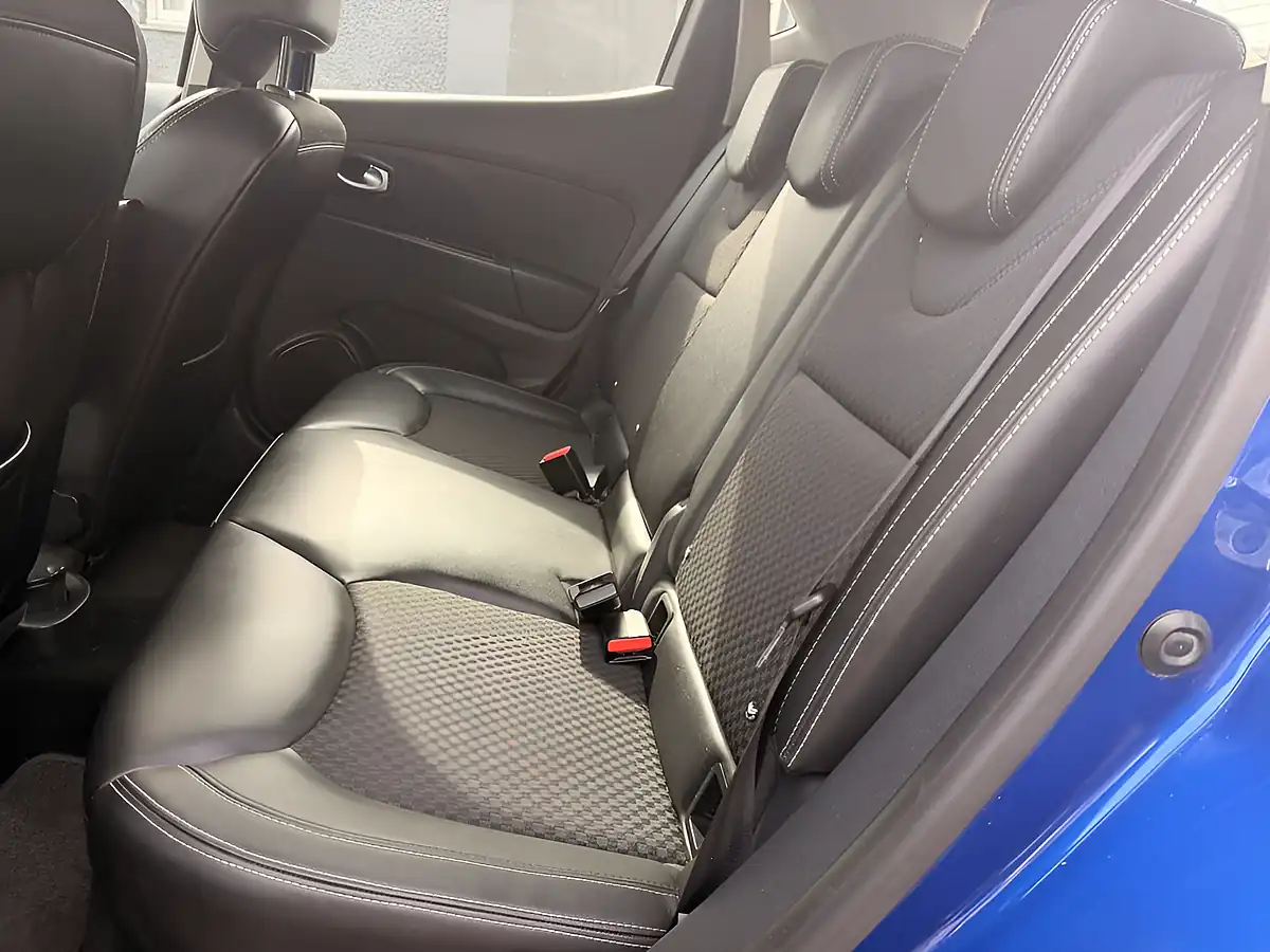Used 2016 Renault Clio Blue - Interior and Exterior details 16