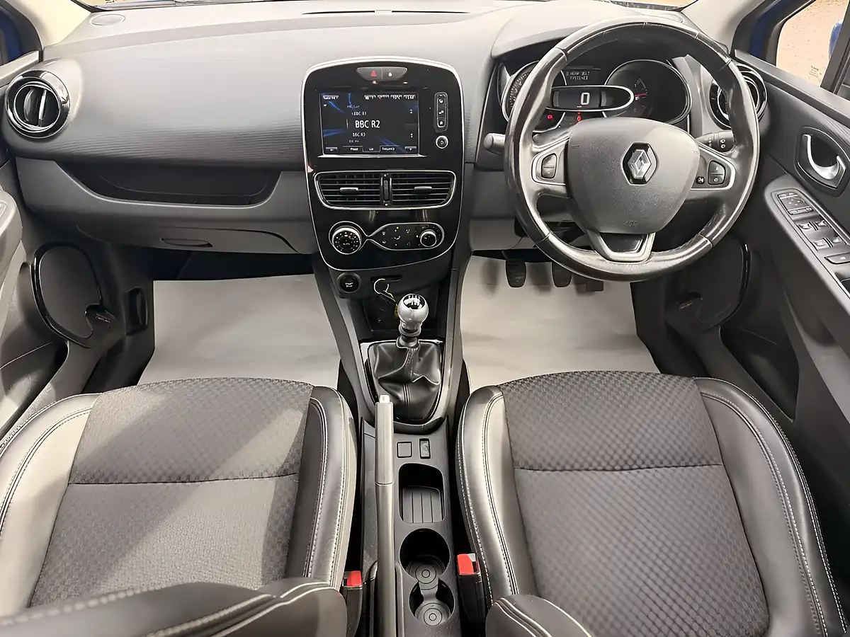 Used 2016 Renault Clio Blue - Interior and Exterior details 17