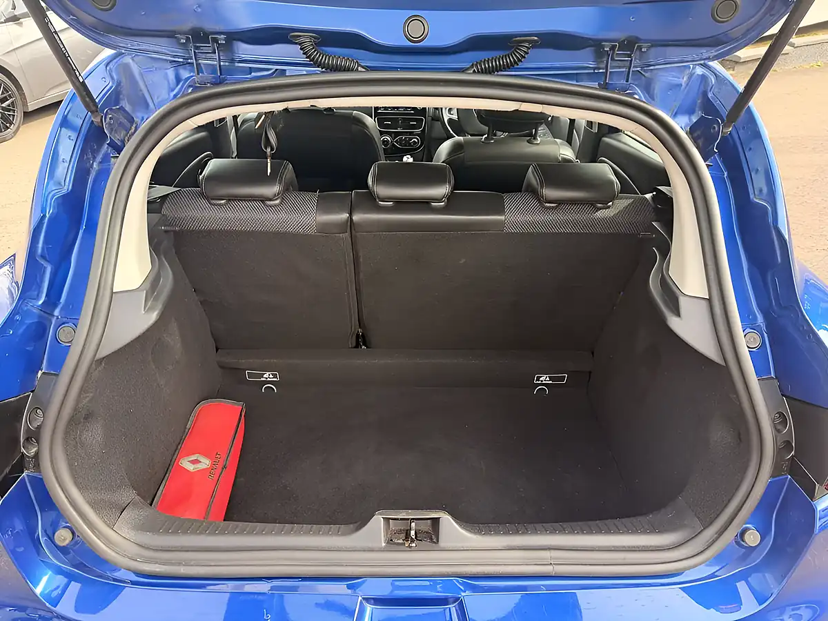 Used 2016 Renault Clio Blue - Interior and Exterior details 18