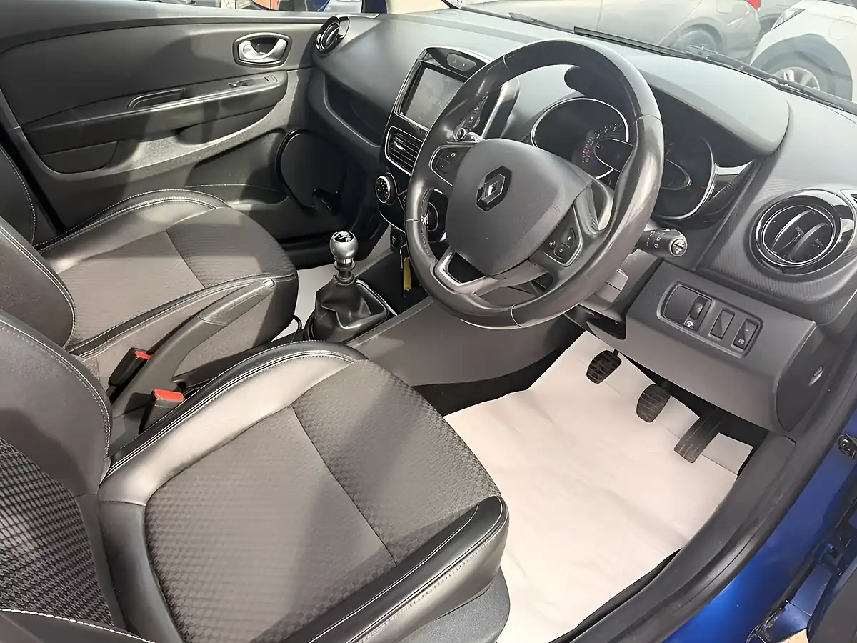 Used 2016 Renault Clio Blue - Interior and Exterior details 20