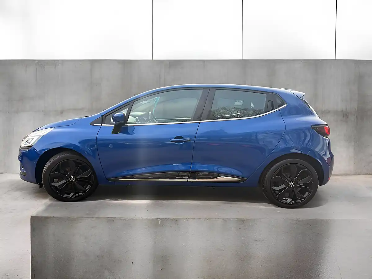 Used 2016 Renault Clio Blue - Interior and Exterior details 3