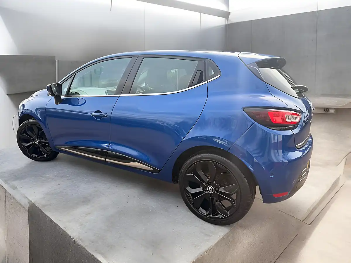 Used 2016 Renault Clio Blue - Interior and Exterior details 4