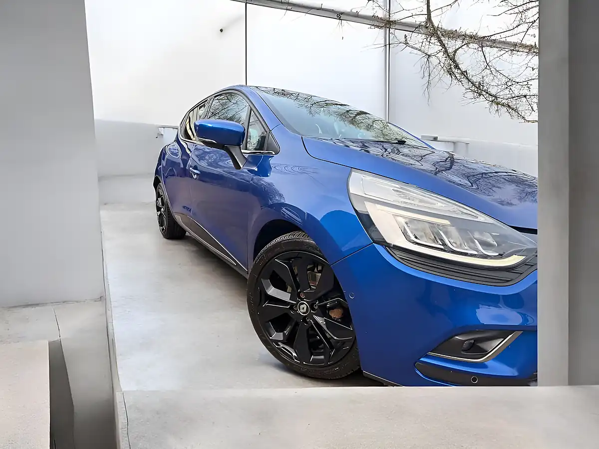 Used 2016 Renault Clio Blue - Interior and Exterior details 5