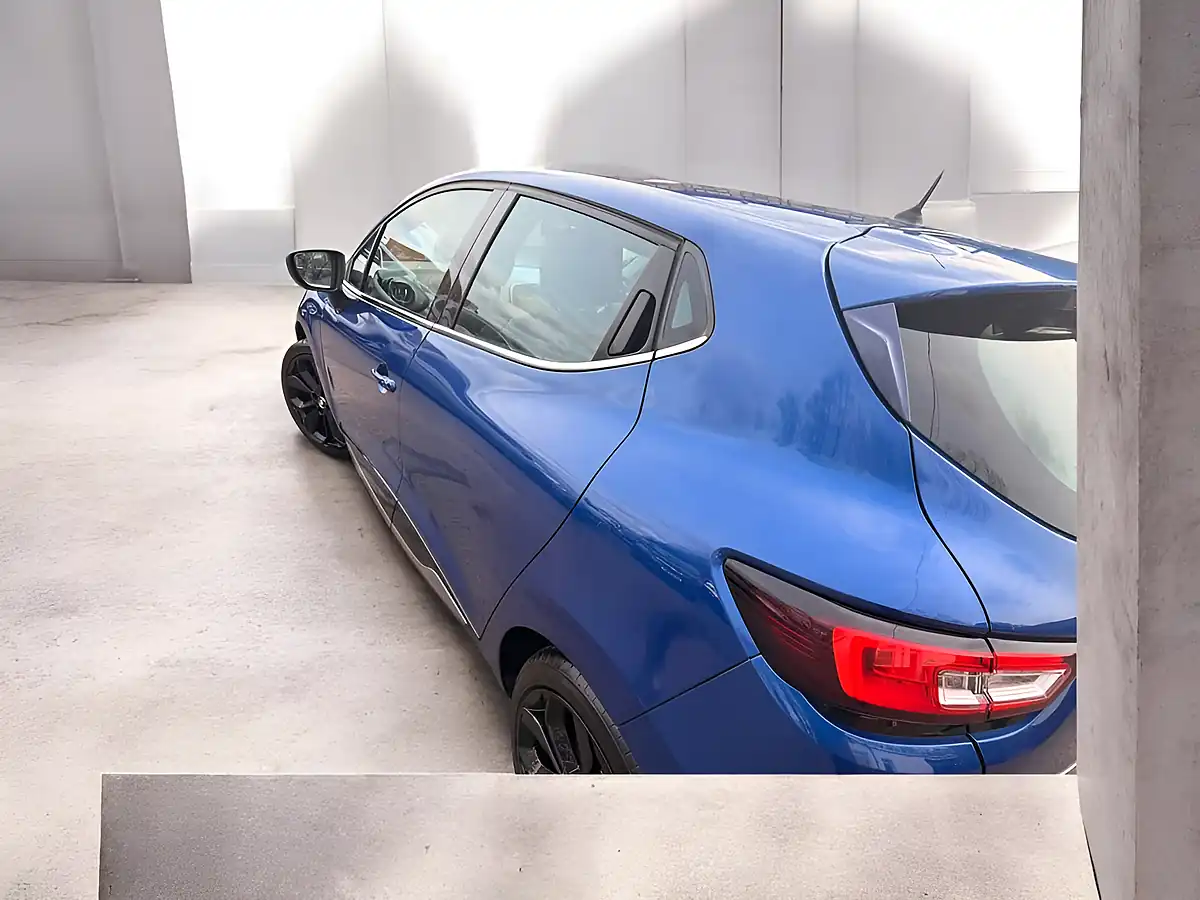 Used 2016 Renault Clio Blue - Interior and Exterior details 8