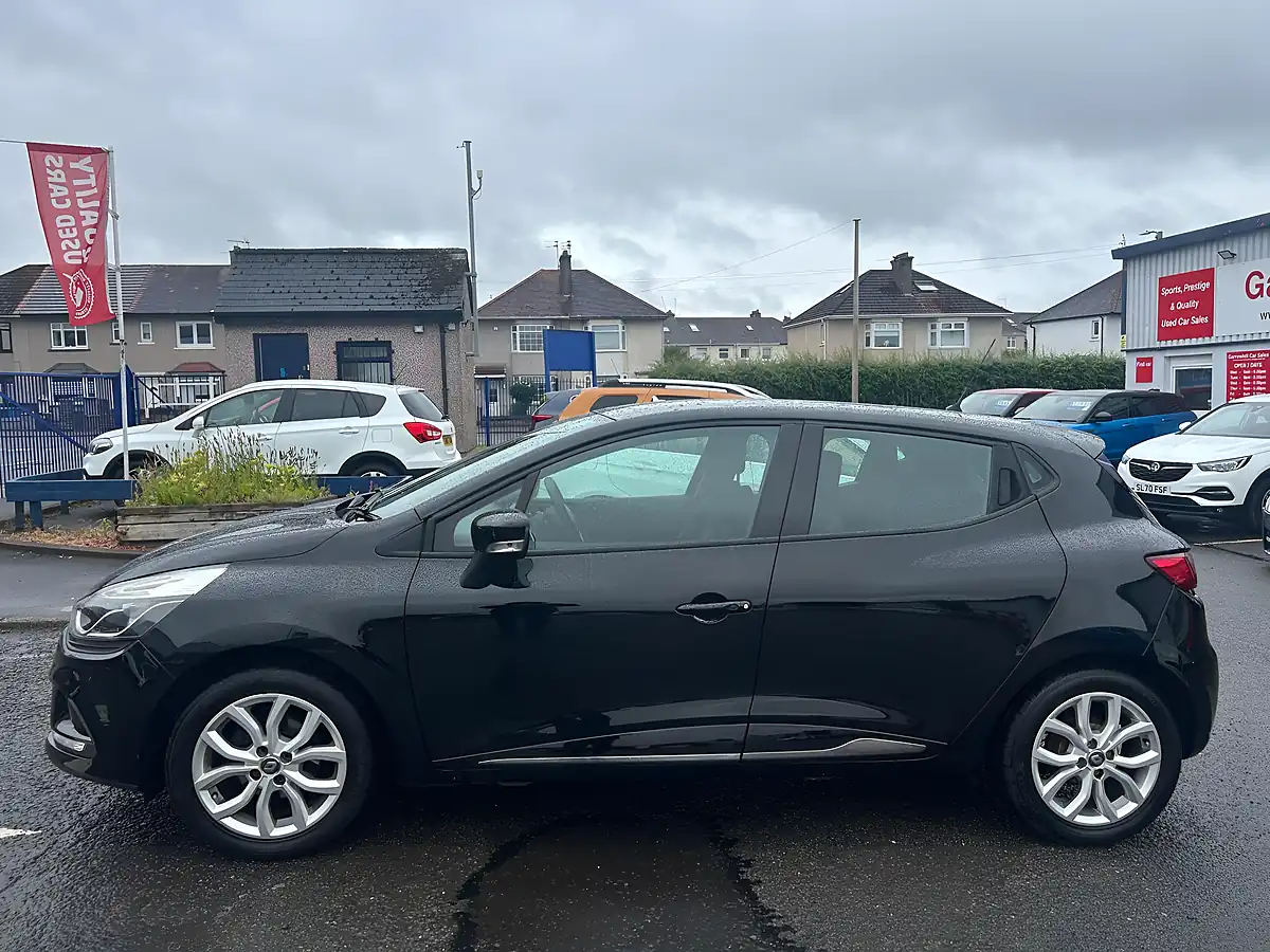 Used 2016 Renault Clio Dynamique Nav Black - Interior and Exterior details 5