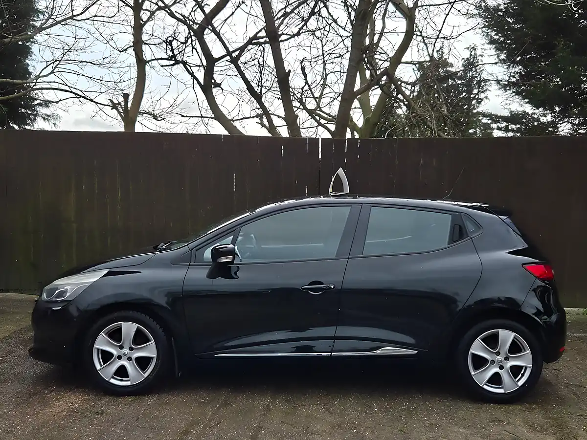 Used 2016 Renault Clio Dynamique Nav Black - Interior and Exterior details 5