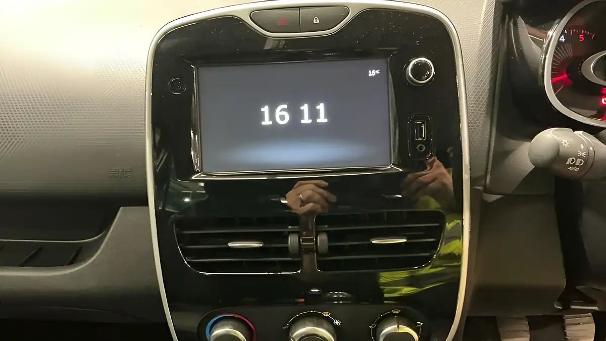 Used 2016 Renault Clio Dynamique Nav Black - Interior and Exterior details 7