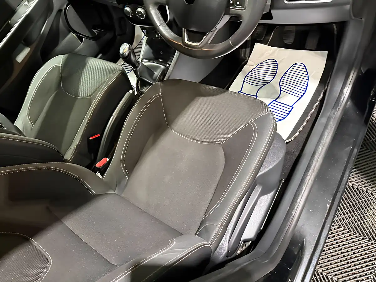 Used 2016 Renault Clio Dynamique Nav Black - Interior and Exterior details 12