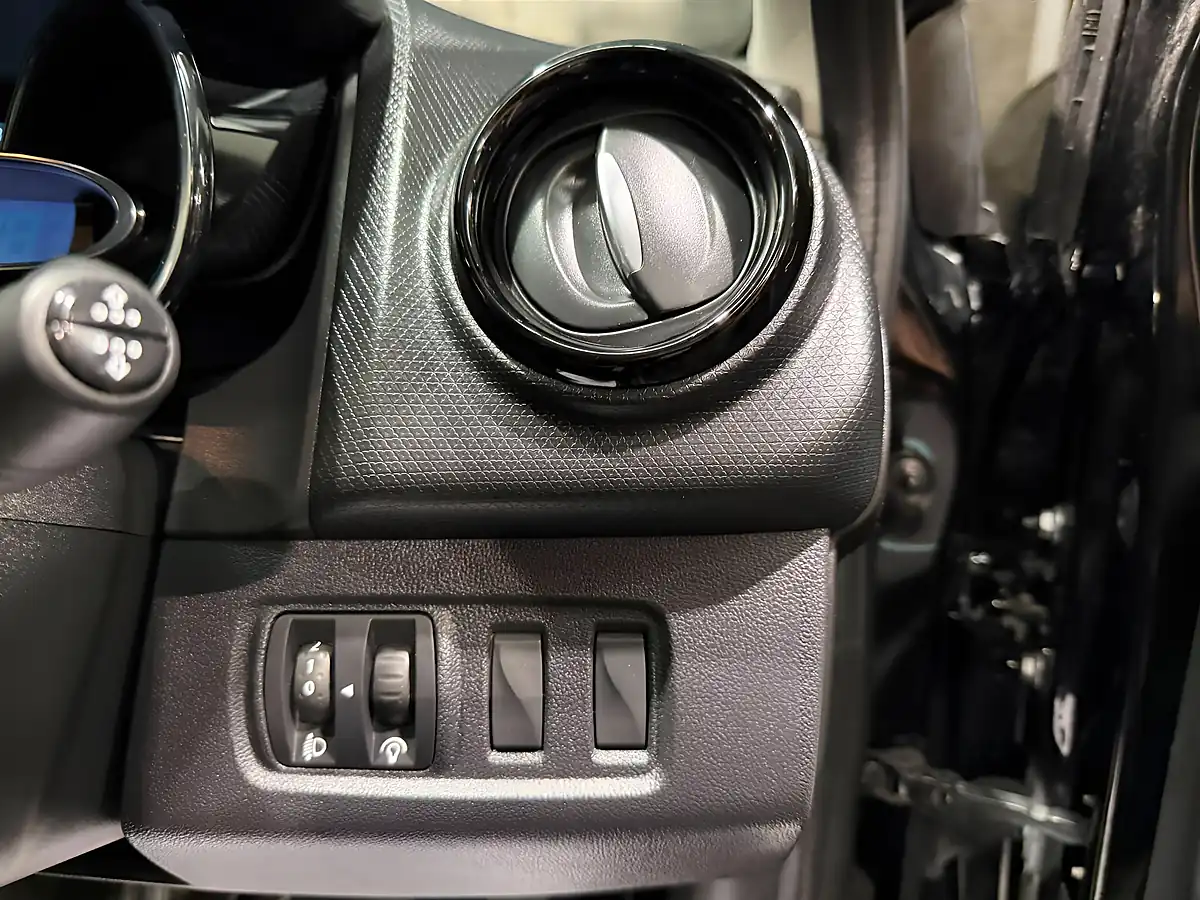 Used 2016 Renault Clio Dynamique Nav Black - Interior and Exterior details 16