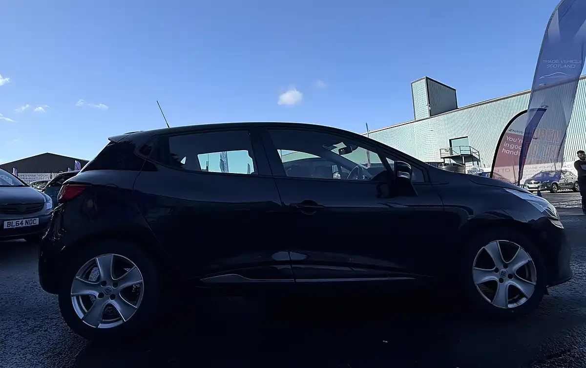 Used 2016 Renault Clio Dynamique Nav Black - Interior and Exterior details 6