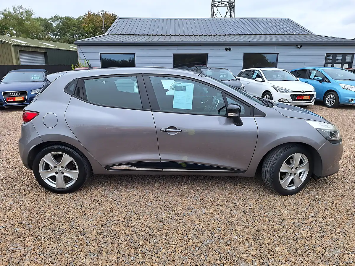 Used 2016 Renault Clio Dynamique Nav Grey - Interior and Exterior details 17