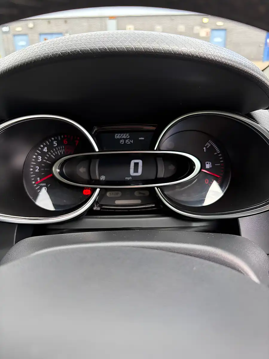 Used 2016 Renault Clio Dynamique Nav Red - Interior and Exterior details 10