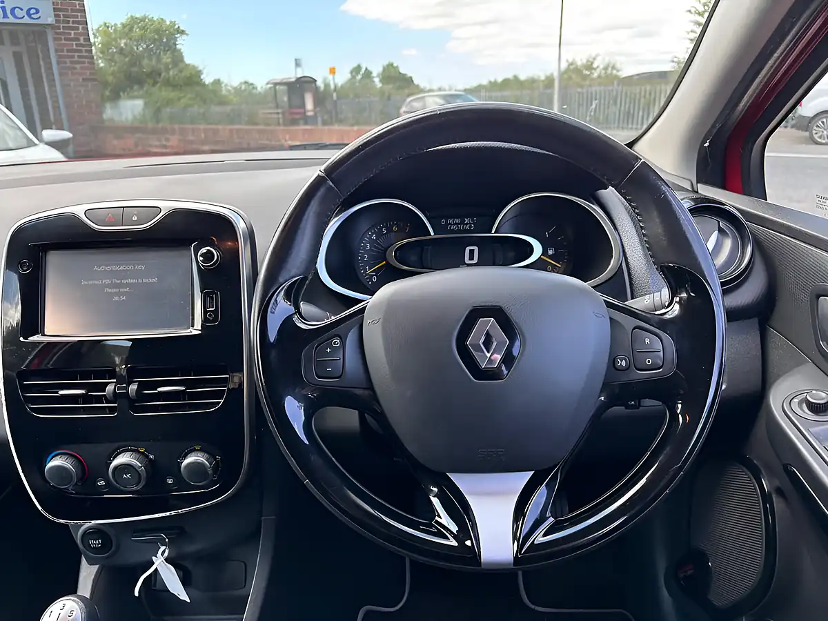 Used 2016 Renault Clio Dynamique Nav Red - Interior and Exterior details 11