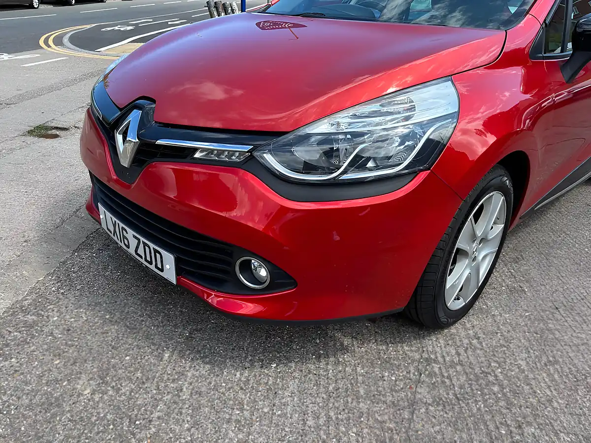 Used 2016 Renault Clio Dynamique Nav Red - Interior and Exterior details 3