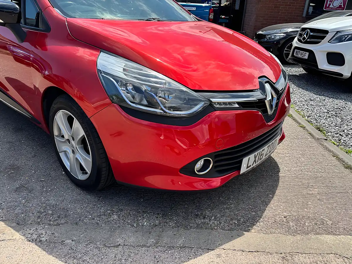 Used 2016 Renault Clio Dynamique Nav Red - Interior and Exterior details 4