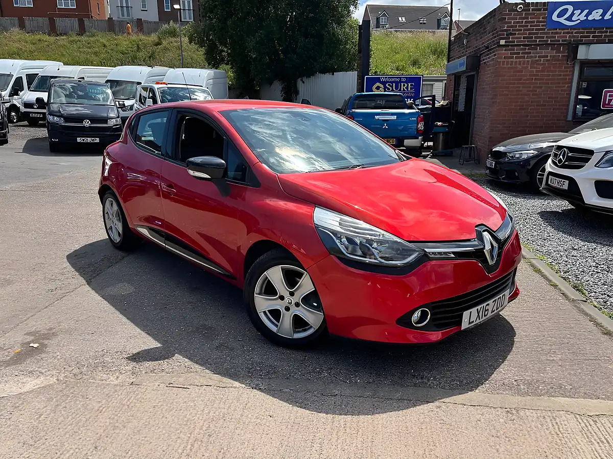 Used 2016 Renault Clio Dynamique Nav Red - Interior and Exterior details 5