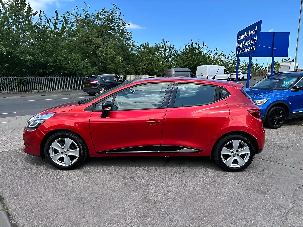 Used 2016 Renault Clio Dynamique Nav Red - Interior and Exterior details 6