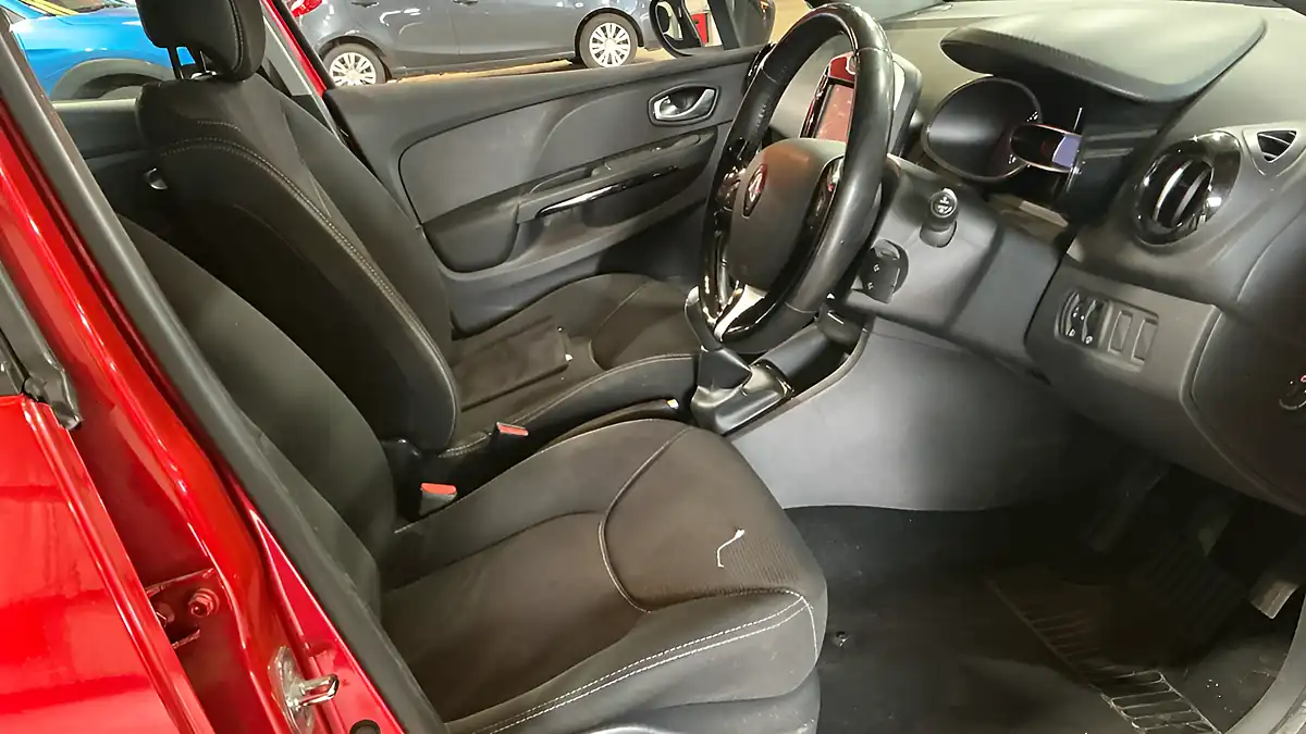 Used 2016 Renault Clio Dynamique Nav Red - Interior and Exterior details 11