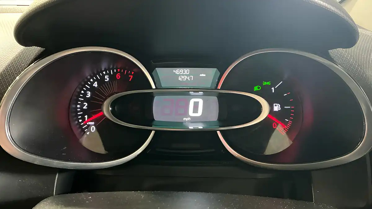 Used 2016 Renault Clio Dynamique Nav Red - Interior and Exterior details 12