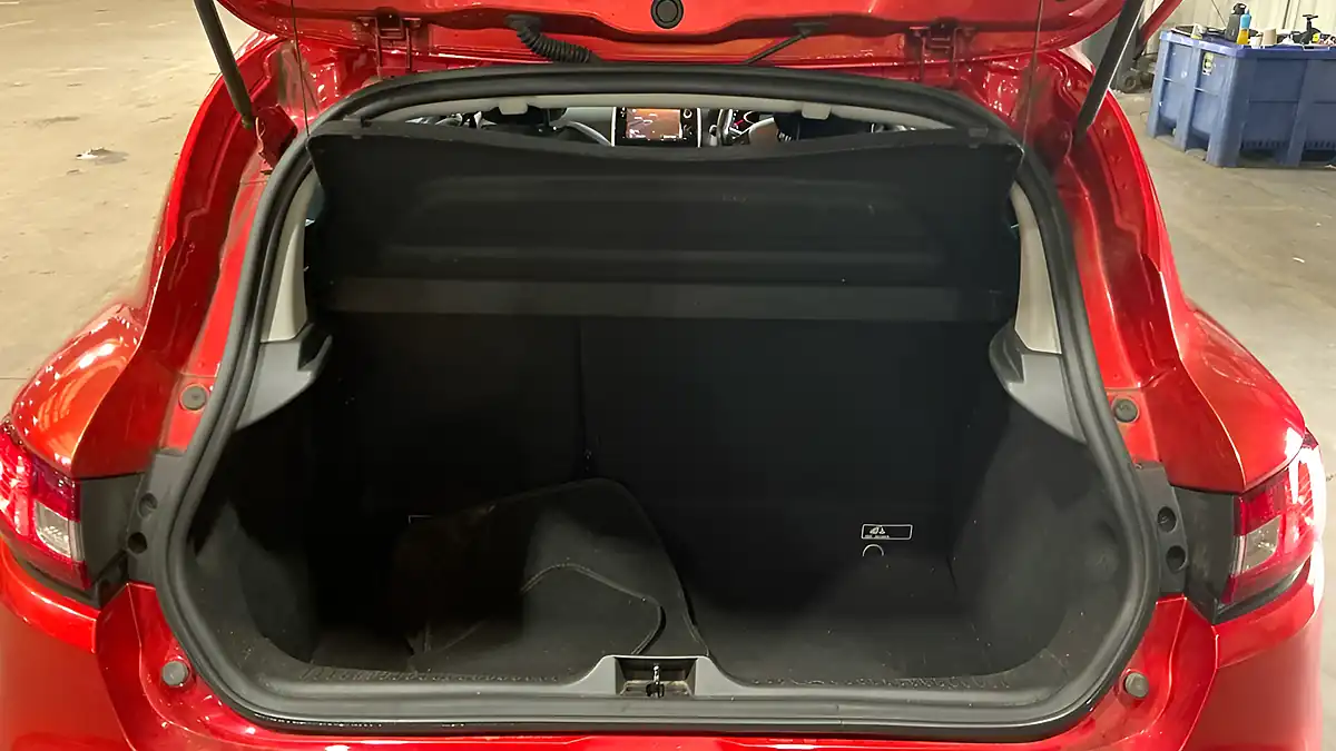 Used 2016 Renault Clio Dynamique Nav Red - Interior and Exterior details 9